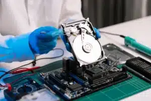 Hard disk nelle mani di un tecnico